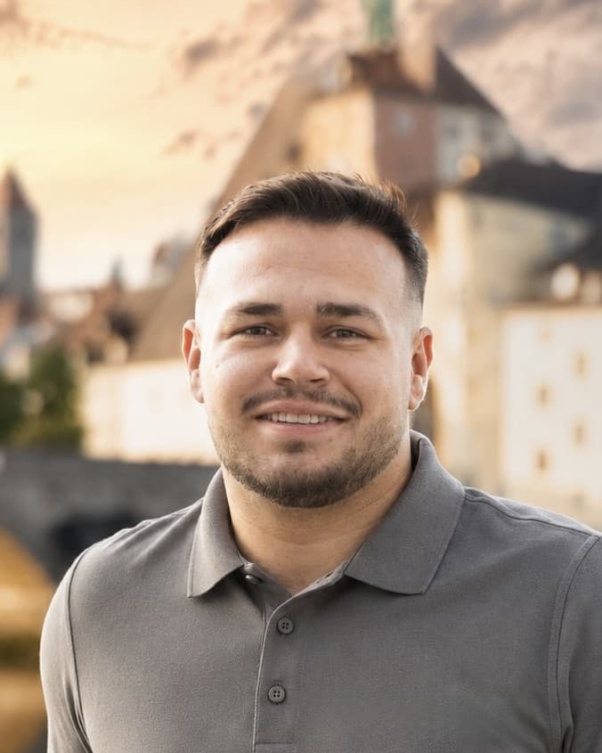 Korbinian Fink, Vermittlungspartner von RatisbonaFlow, vor der Regensburger Altstadt